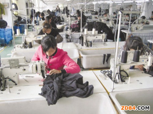 農(nóng)民工狀告欠薪服裝企業(yè)討要半百萬工資