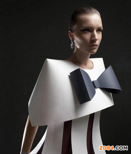 團(tuán)員展示環(huán)保服裝呼吁大家關(guān)注環(huán)保