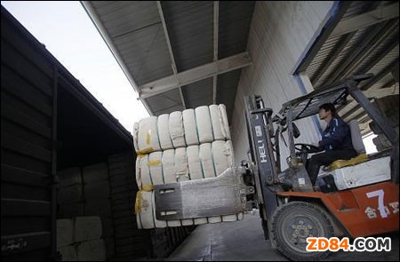 解決內(nèi)地供需緊張 新疆日調(diào)兩百多個(gè)車皮搶運(yùn)棉花出疆