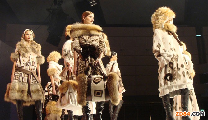 且說(shuō)香港服裝北上內(nèi)銷路