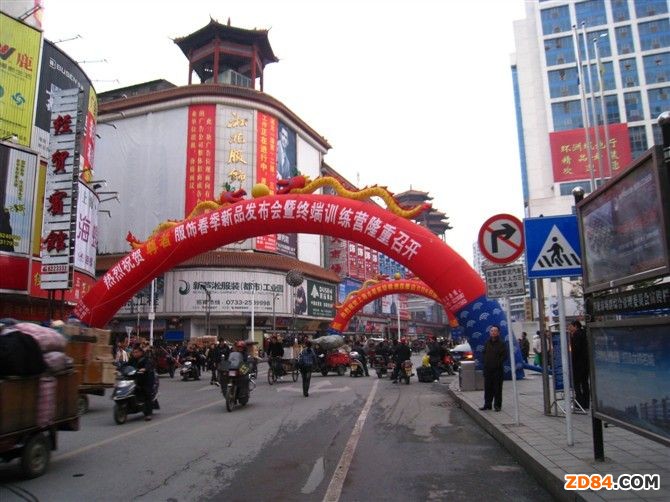 蘆淞服裝市場群:選金牌企業(yè) 扶本土品牌