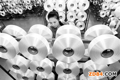 恒力集團(tuán)紡織新材料產(chǎn)業(yè)園恒科新材料忙碌的車間