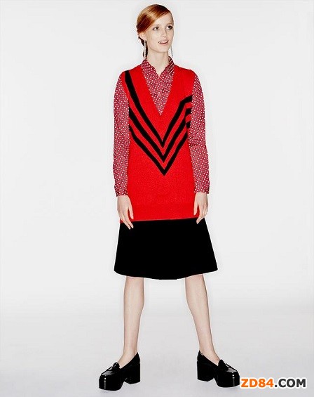 紅色波點襯衫搭配黑色長裙