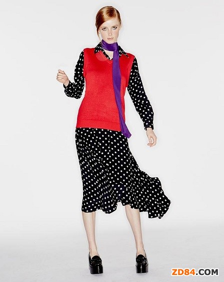 飄逸的波點襯衫長裙搭配紅色毛織背心