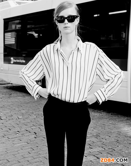 條紋襯衫搭配黑色高腰褲