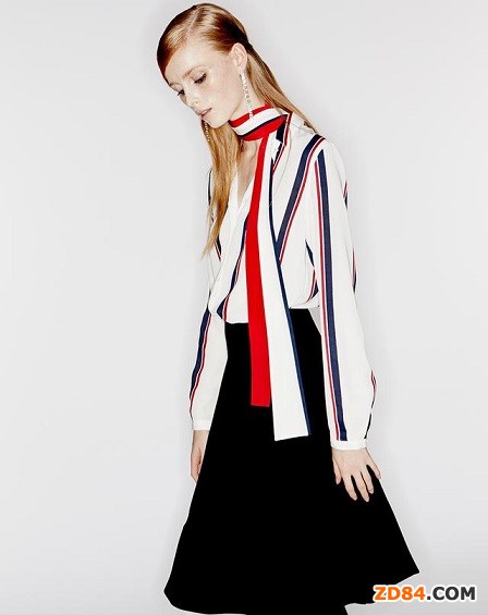 經(jīng)典紅白藍(lán)三色條紋襯衫搭配黑色傘裙
