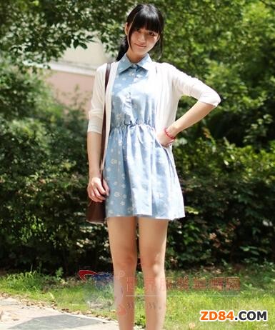 白色針織開衫內(nèi)搭波點(diǎn)襯衫裙