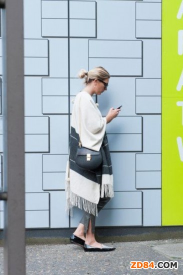 ���������͆�һ���L(f��ng)���Ͷ���ͬ��������|(zh��)�������O(sh��)Ӌ(j��)�`�Ҏ(gu��)�t�������(l��i)�����ӑ�_(d��)�˂��g�����@�������������M(j��n)�еĂ��ؕr(sh��)�b�����(ch��ng)�����@λ����һ���ڰ׽�(j��ng)��Look�Î׺ΈD����ǰ�̺��L(zh��ng)�����p�ɳɞ�������c(di��n)��С�L(f��ng)һ���ǽ�һ��(g��)Ӣ���Sˬ��