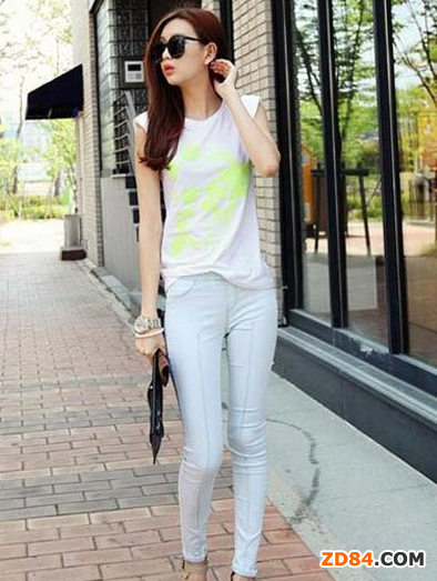 白短袖T恤+牛仔褲 簡約清爽穿出女神范兒