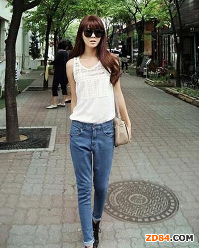 白短袖T恤+牛仔褲 簡約清爽穿出女神范兒