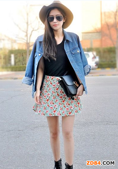 小碎花短裙+簡單T恤or雪紡衫 清新田園風(fēng)必備