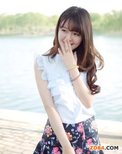 小碎花短裙+簡單T恤or雪紡衫 清新田園風(fēng)必備