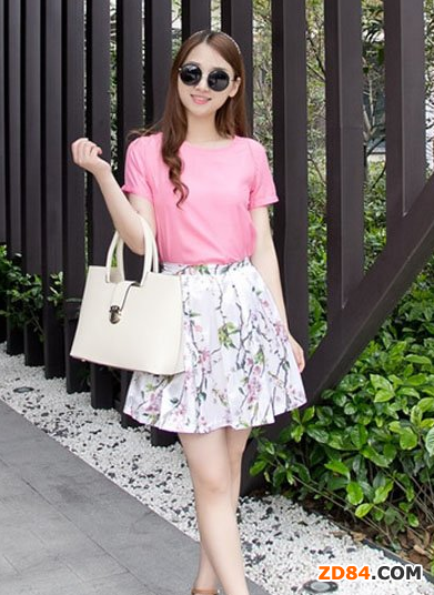 小碎花短裙+簡單T恤or雪紡衫 清新田園風(fēng)必備