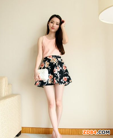 小碎花短裙+簡單T恤or雪紡衫 清新田園風(fēng)必備