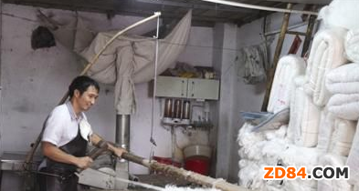 “彈棉匠”專注手工彈棉花22年 一床棉被需8小時(shí)