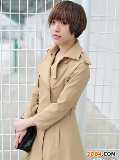 搭配修身風(fēng)衣 遠(yuǎn)離女漢子一樣散發(fā)散中性魅力